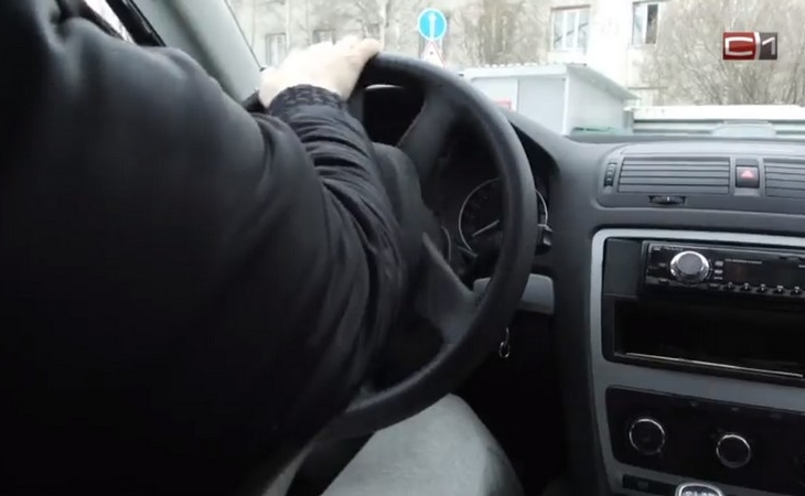 В Нижневартовске водитель такси насильно удерживал ребенка в машине