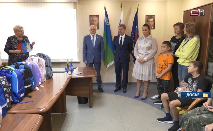Депутаты Сургута помогают родителям собрать детей в школу