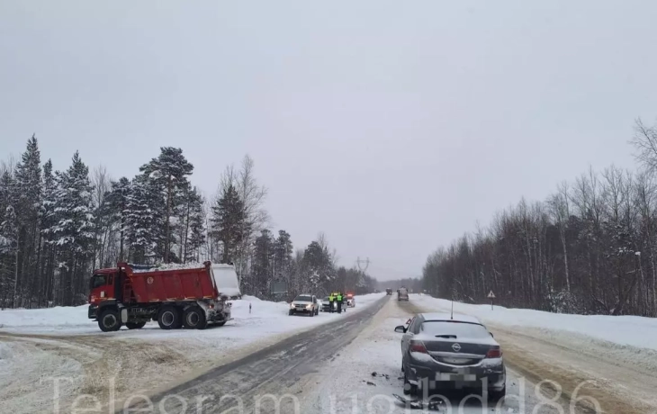 В ХМАО пожилой водитель не успел затормозить и залетел под большегруз