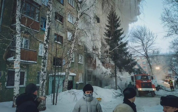 В пятиэтажке в Сургуте случился крупный пожар. Видео