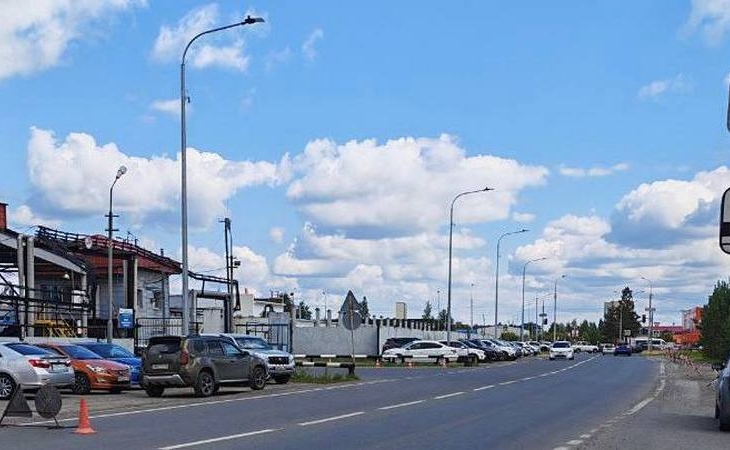 Энергетики установили фонари на ранее неосвещенной улице Сургута