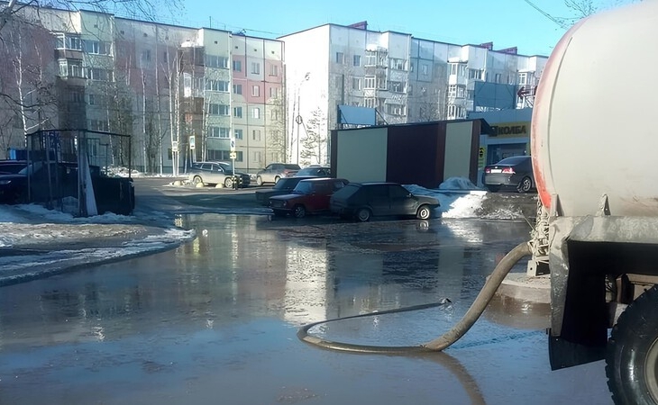 В одном из городов Югры воду с улиц приходится откачивать машинами В одном из городов Югры воду с улиц приходится откачивать машинами