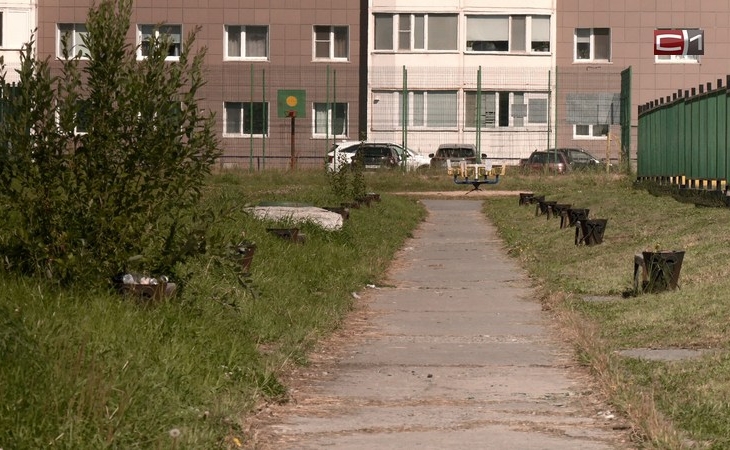 В Сургуте сделают новый тротуар к школе и детскому саду