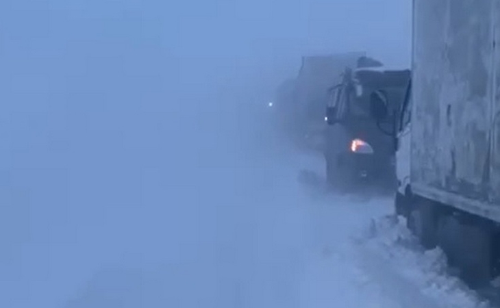 Движение всего транспорта парализовано на границе Югры и Ямала. ВИДЕО