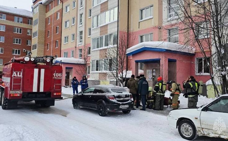 При пожаре в многоквартирнике в Югре пострадала женщина