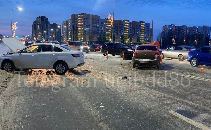 Две «Лады» и двое пострадавших — авария произошла в столице Югры