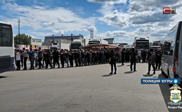 Отловили 300 мигрантов и изъяли 55 тонн фруктов и овощей в ходе рейда в Сургуте Отловили 300 мигрантов и изъяли 55 тонн фруктов и овощей в ходе рейда в Сургуте