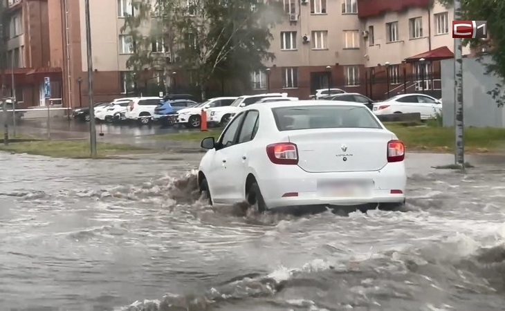 Сильнейший ливень накрыл Сургут — плывут машины и пешеходы. ВИДЕО Сильнейший ливень накрыл Сургут — плывут машины и пешеходы. ВИДЕО