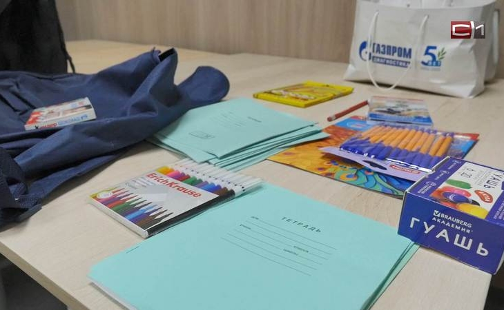 Сургутские ученики-льготники получили школьные ранцы с канцтоварами