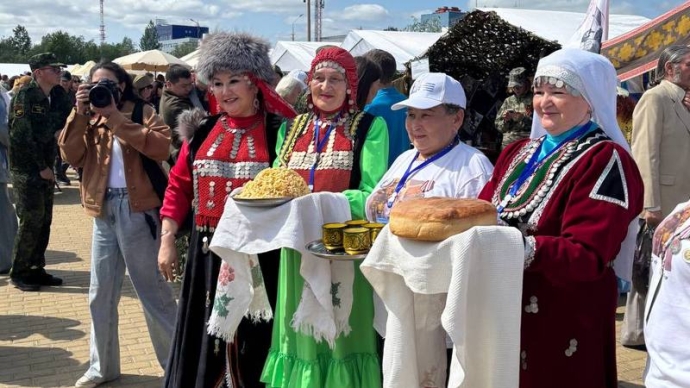 Депутаты пустились в пляс под татарскую гармошку н...