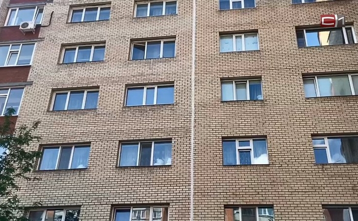 Облокотилась на москитную сетку: в Югре выпала из окна годовалая малышка