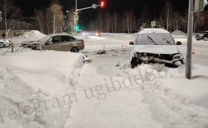 За рулем меньше года: в Югре водитель устроила ДТП на перекрестке