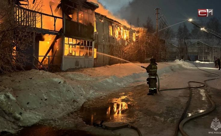 Пожар в Лянторе уничтожил полностью двухэтажный расселенный дом