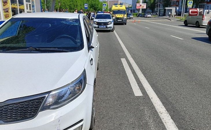 Молодого человека на электросамокате сбили на пешеходном переходе в Сургуте