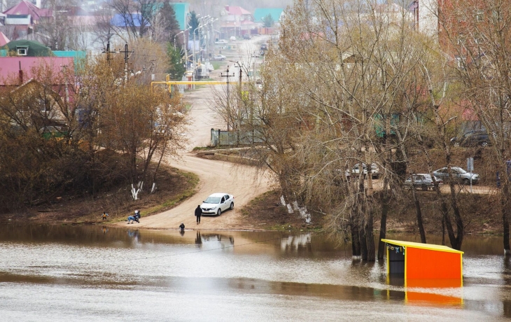 Дороги ушли под воду. Поселок в ХМАО отрезан от «большой земли» из-за разлива Оби