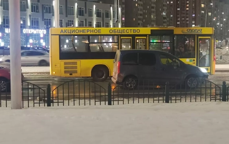 В Сургуте у автобуса «СПОПАТ» отвалилось колесо во время движения. Видео