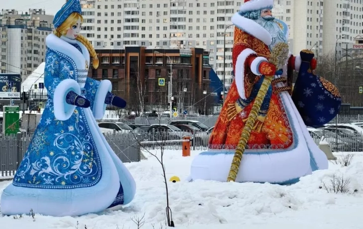 К празднику готовы! В Сургуте установили гигантского Деда Мороза и Снегурочку. Фото