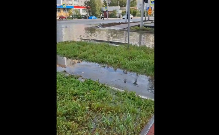 После сильного ливня в Сургуте затопило улицу Югорскую. ВИДЕО