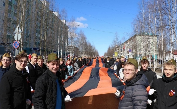 В Югре создали самую большую Георгиевскую ленту В Югре создали самую большую Георгиевскую ленту