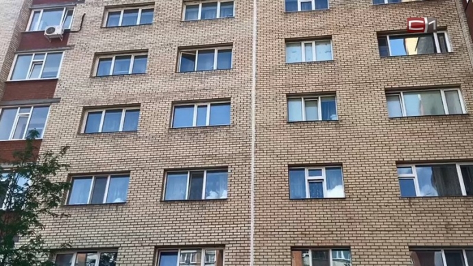 Облокотилась на москитную сетку: в Югре выпала из ...