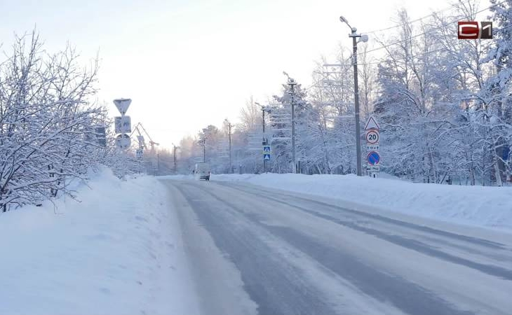 Движение всех автомобилей на трассах в Югре перекрывали из-за непогоды