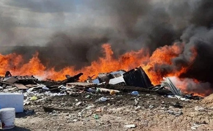 Масштабный пожар на мусорном полигоне произошел в Югре