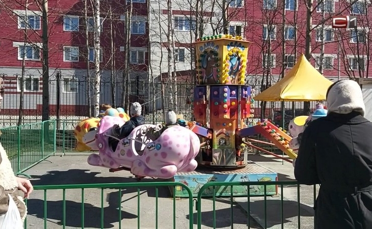 Многодетным семьям начнут выдавать бесплатные билеты на карусели Сургута