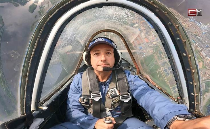 Летчик Дамир Юсупов в Сургуте встретился с женской пилотажной группой «Барсы»