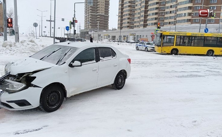 В Сургуте в пассажирский автобус на полном ходу врезалось «Рено». ФОТО