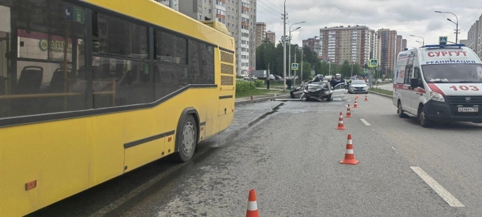На месте аварии работаю госавтоинспекторы и устанавливают все обстоятельства происшествия.