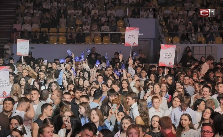 Бал «Алые паруса» в Сургуте объединил более 2,5 тысяч выпускников Бал «Алые паруса» в Сургуте объединил более 2,5 тысяч выпускников