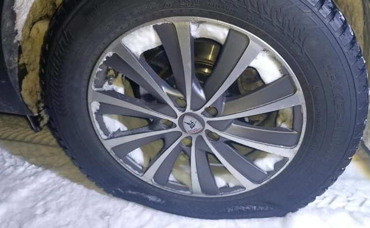 Житель Югры из ревности порезал шины на чужом автомобиле