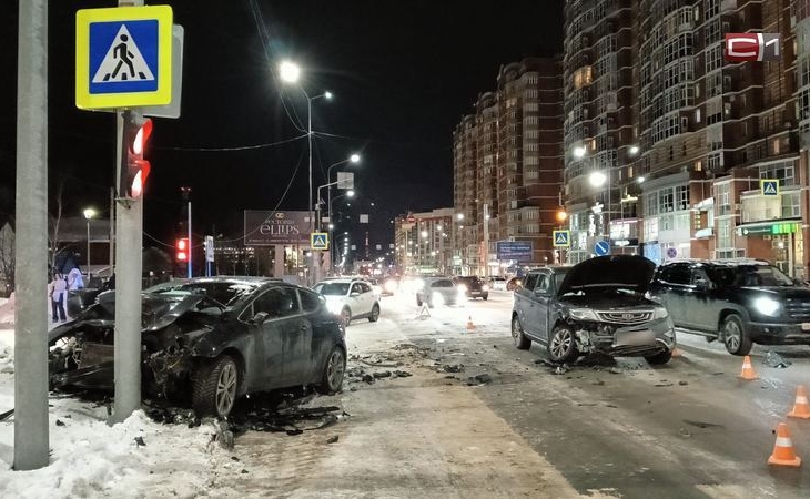 В Сургуте иномарка влетела в столб на Университетской. ФОТО