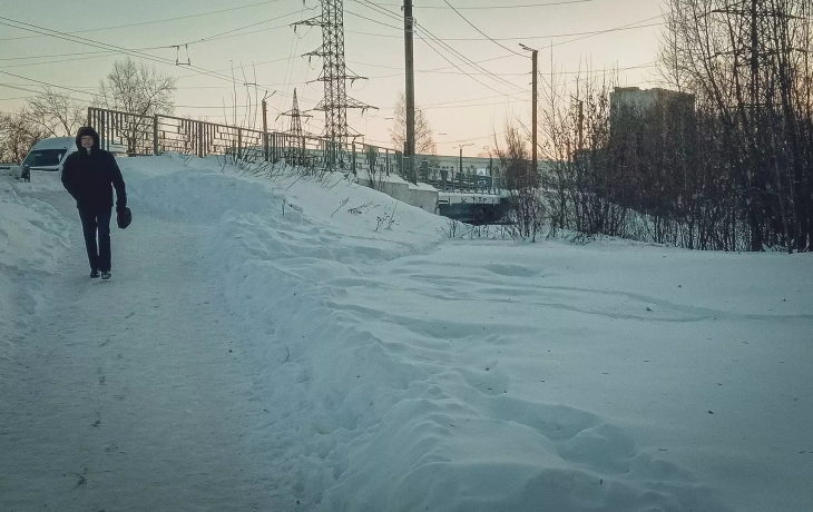 И не разъехаться! Сургутяне пожаловались на опасную оживленную поселковую дорогу