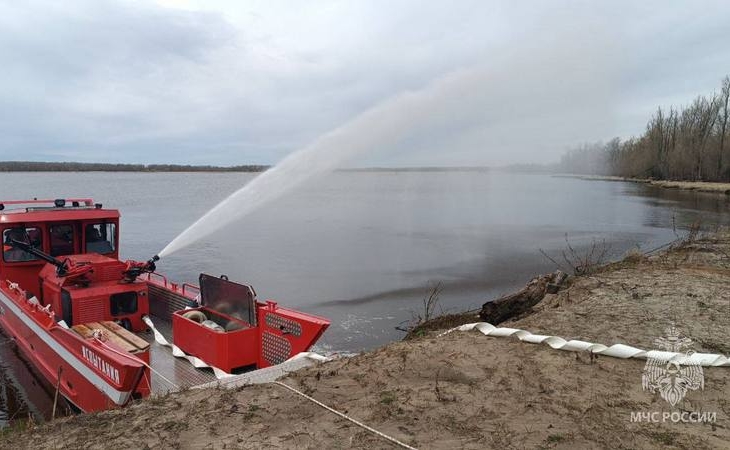 Уникальный пожарно-спасательный катер заступил на дежурство в Югре