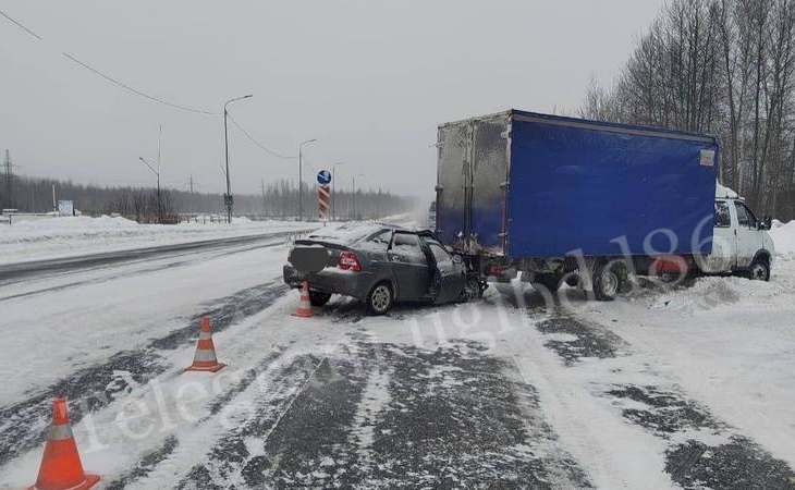 Водитель на «Газели» сдавал назад и устроил ДТП на трассе в Нефтеюганском районе