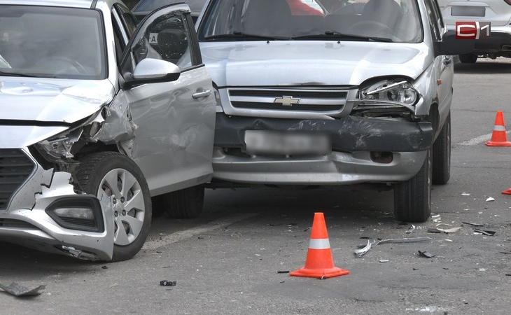 Два автомобиля столкнулись в Сургуте на улице Музейной, где перекрыто движение. ФОТО