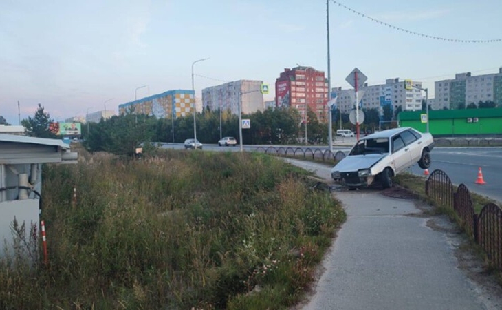 Повис на заборе: молодой водитель в Югре вылетел с дороги на авто