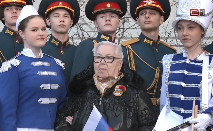 В Сургуте жительницу блокадного Ленинграда поздравили с 9 Мая парадом во дворе