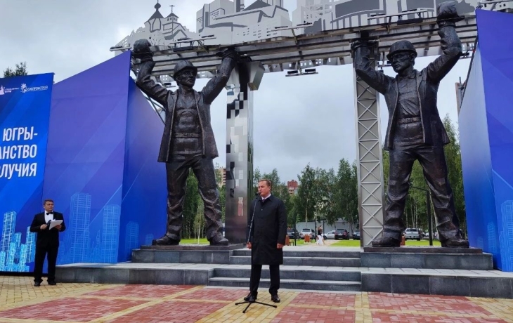 Руки вверх, каски и пресс достойный: в Сургуте открыли памятник Строителям. Репортаж