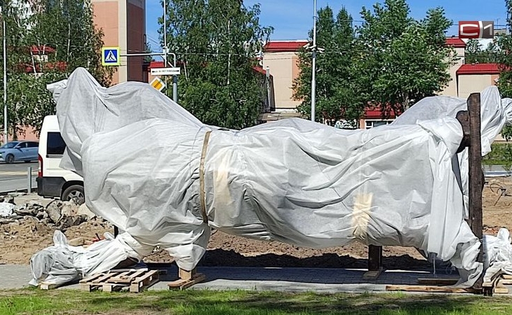 Бронзовый монумент привезли в новый сургутский сквер в микрорайоне Строителей