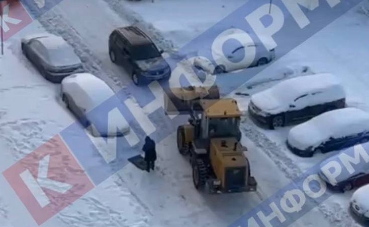 В Сургуте оштрафовали водителя трактора за то, что перегородил проезд по двору