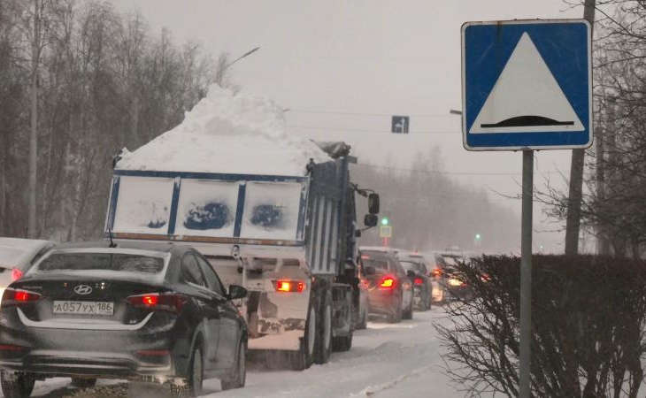 Сургутские коммунальщики рассказали, когда справятся с последствиями снегопада