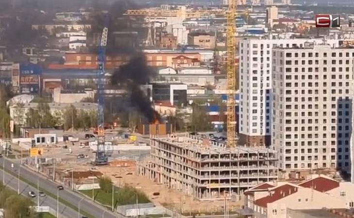 В Сургуте при пожаре полностью уничтожено бесхозное здание