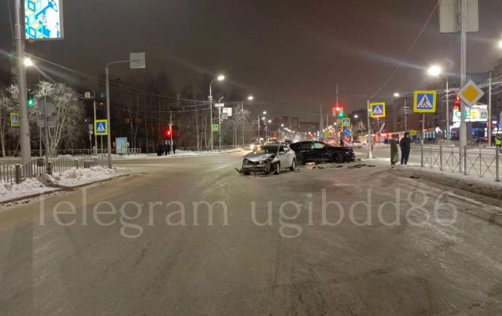 Два гонщика нашли друг друга на перекрестке в Сургуте. Пострадали пассажиры