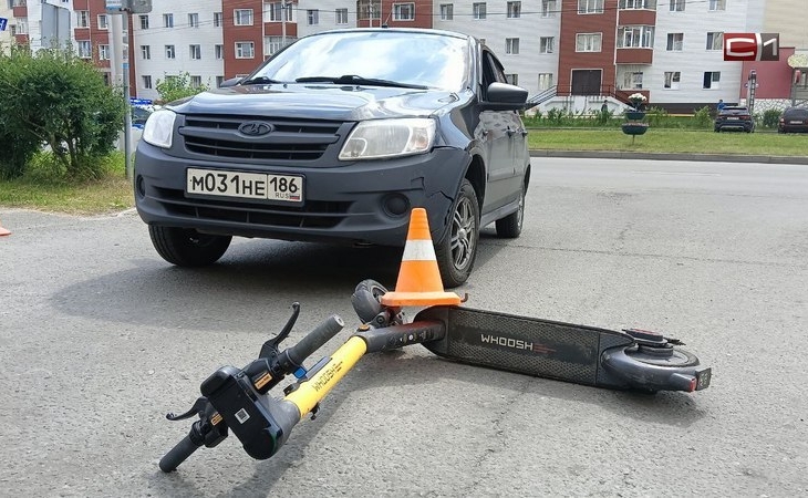 Девушку на электросамокате сбила машина на Комсомольском в Сургуте Девушку на электросамокате сбила машина на Комсомольском в Сургуте