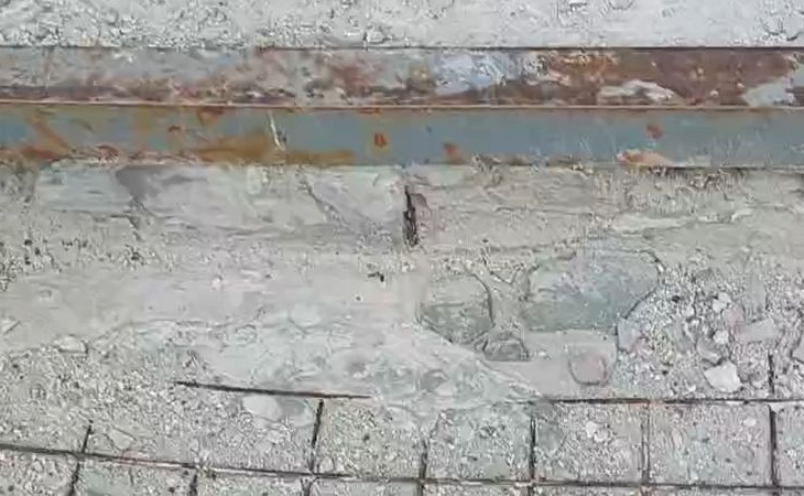 Полгода мучений: сургутянка пожаловалась на разбитое крыльцо подъезда