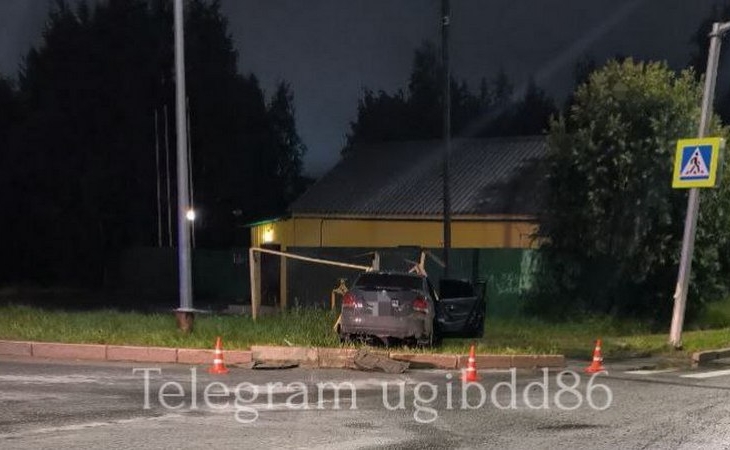 Врезался в бордюр: два человека получили травмы в ДТП в Югре