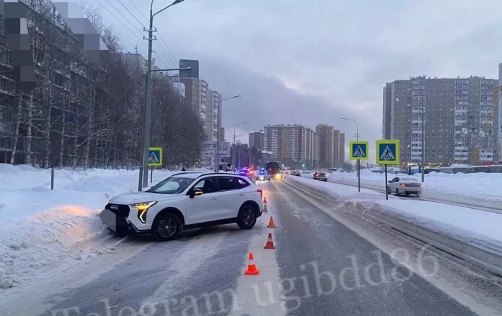 На пешеходном переходе в Сургуте внедорожник сбил 19-летнюю девушку