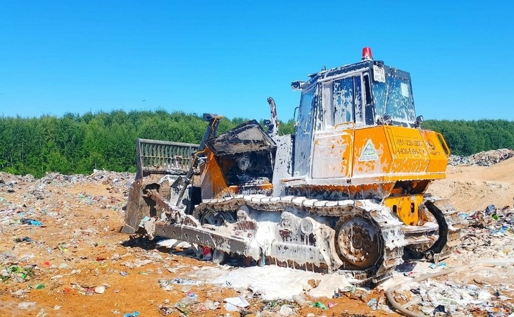 Бульдозер загорелся на мусорном полигоне в Югре